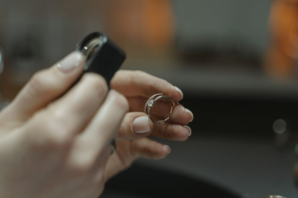 Lupa examinando un anillo de oro con piedra durante una tasación